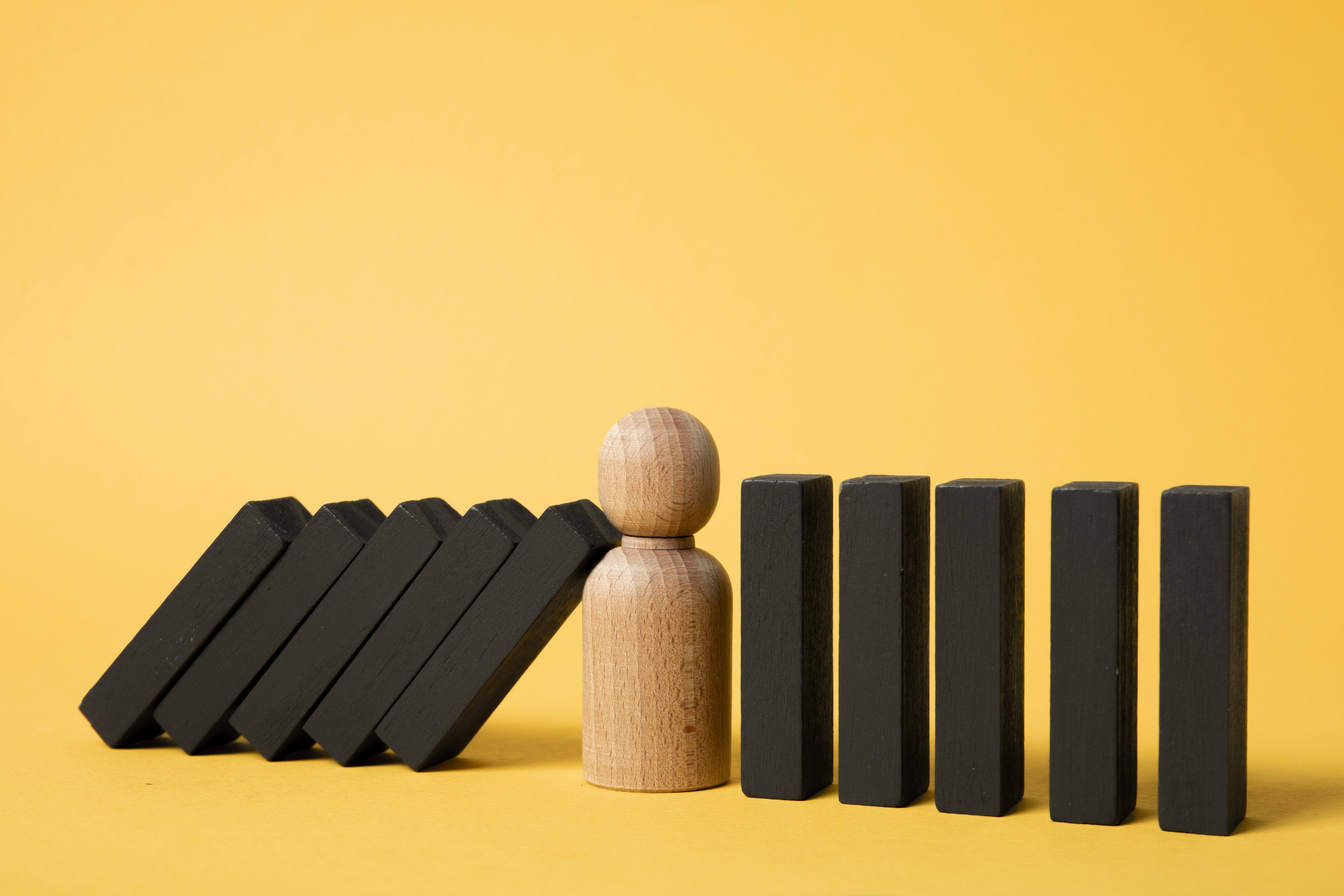 dark-wooden-pieces-pawn-arrangement.jpg